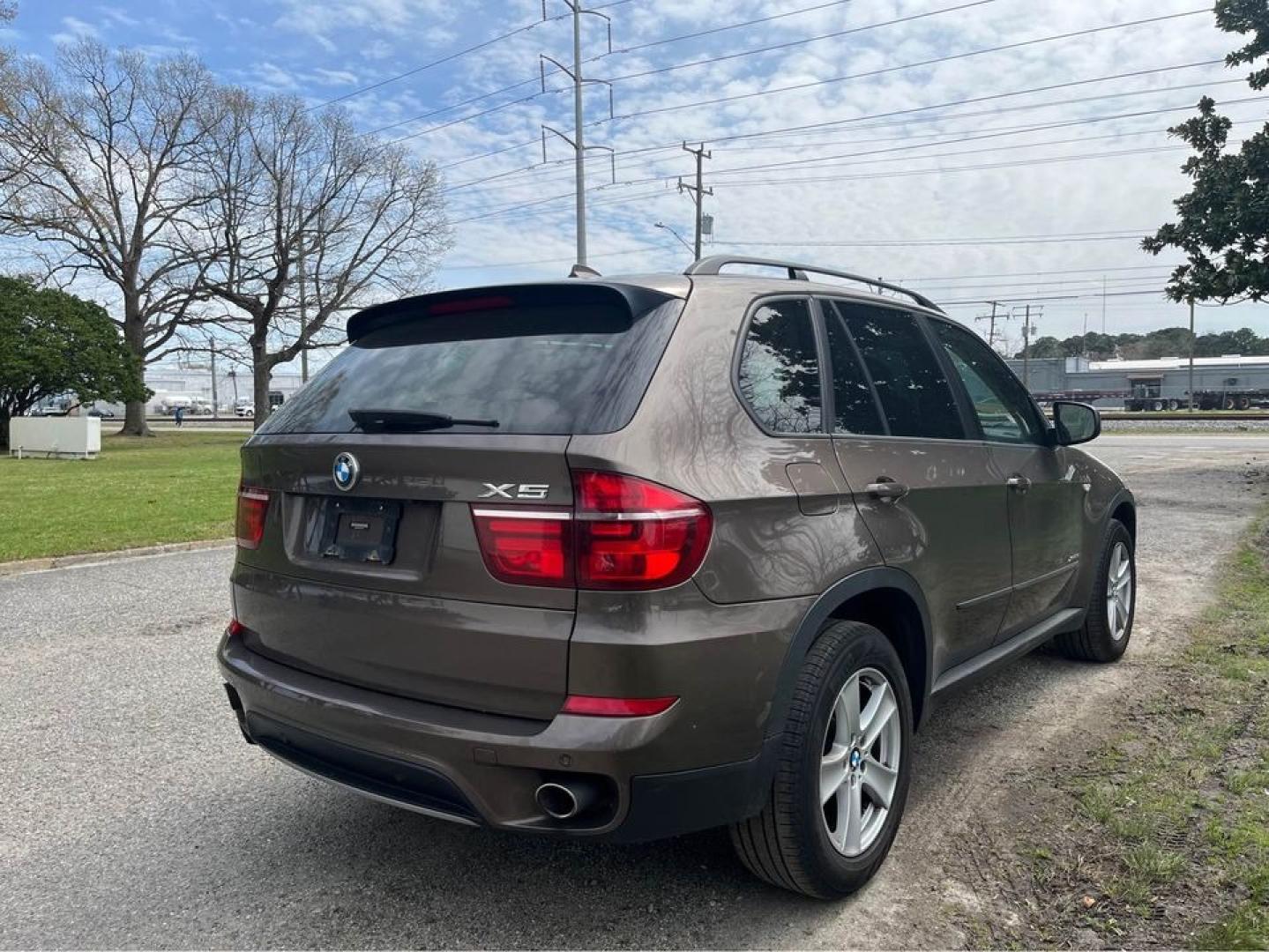 2012 Brown /Tan BMW X5 xDrive 35D (5UXZW0C59CL) with an 3.0 M57 i6 engine, 6 Speed Auto transmission, located at 5700 Curlew Drive, Norfolk, VA, 23502, (757) 455-6330, 36.841885, -76.209412 - Photo#5